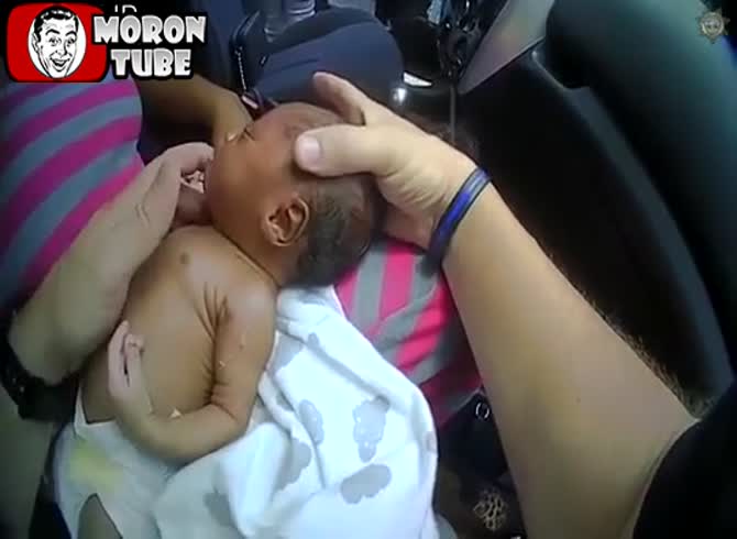 Video :Police officer pulls over car for speeding, ends up saving baby (North Carolina)